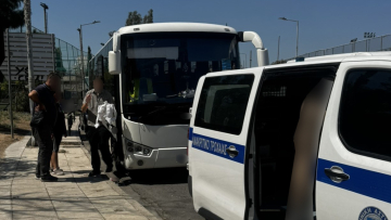 Ταυτοποιήθηκε 48χρονη οδηγός λεωφορείου που έκανε παράνομη αναστροφή στην Αθηνών-Σουνίου