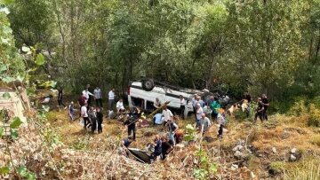 Τραγωδία στην Τουρκία: Τέσσερις νεκροί και δέκα τραυματίες από πτώση μίνι λεωφορείου σε χαράδρα στη Σεβάστεια
