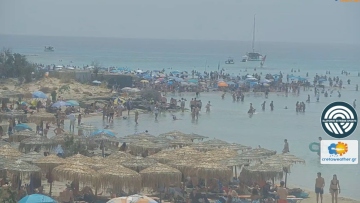 Ασφυκτικά γεμάτο το Ελαφονήσι: Πλήθος επισκεπτών στη δημοφιλή παραλία της Κρήτης, δείτε φωτογραφίες