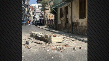Τμήμα μπαλκονιού αποκολλήθηκε κι έπεσε σε δρόμο στην Καβάλα, διερχόμενος μοτοσικλετιστής γλίτωσε την τελευταία στιγμή, βίντεο
