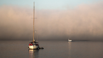 Τι είναι το φαινόμενο sea smoke που «εξαφάνισε» παραλίες και νησιά, απόκοσμες εικόνες από τις Κυκλάδες