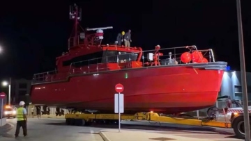 Στο Λαύριο το νέο πυροσβεστικό σκάφος των 4,5 εκατ. ευρώ: Επιχειρεί με κύματα και φτάνει τους 32 κόμβους 