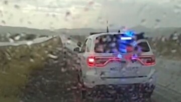Η στιγμή που αυτοκίνητο καρφώνεται σε περιπολικά σε αυτοκινητόδρομο των ΗΠΑ