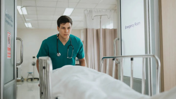 Βία κατά των υγειονομικών: Καλύτερη φύλαξη των νοσοκομείων ζητούν οι εργαζόμενοι

