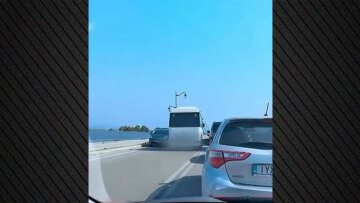 Ασυνείδητος οδηγός λεωφορείου κάνει επικίνδυνη και παράνομη προσπέραση πάνω στη γέφυρα της Λευκάδας, δείτε βίντεο