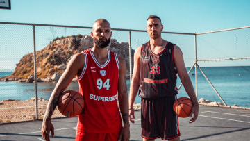 Οι νέες ρετρό φανέλες του Ολυμπιακού τρέλαναν τον Φουρνιέ και «έριξαν» το ηλεκτρονικό κατάστημα