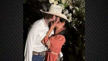 Ο Post Malone αρραβωνιάστηκε τη σύντροφό του, το εντυπωσιακό διαμαντένιο δαχτυλίδι και τα φιλιά στο στόμα