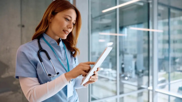 The Lancet: Οι γυναίκες κρατούν όρθια τα συστήματα Υγείας – Αλλά παραμένει «τρύπα» 34,4 εκατομμυρίων εργαζομένων
