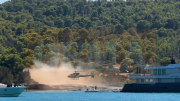 Ελικόπτερο προσγειώθηκε σε παραλία με λουόμενους στις Σπέτσες, έρευνα από τις Αρχές - Δείτε βίντεο και φωτογραφίες