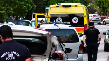 Άνδρας και γυναίκα βρέθηκαν νεκροί από πυροβολισμούς στην είσοδο πολυκατοικίας στη Νέα Σμύρνη
