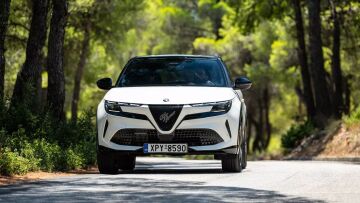 Δοκιμάζουμε την πιο σπορ υβριδική Alfa Romeo Junior - Πόσο κοστίζει στην Ελλάδα;