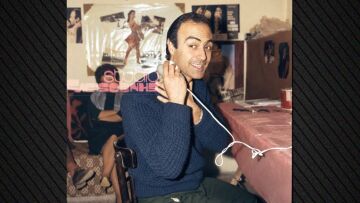 Ανδρέας Μπάρκουλης: Η αδημοσίευτη φωτογραφία από το παρελθόν, ετοιμαζόταν στο καμαρίνι του για να παίξει σε παράσταση