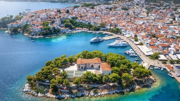 Ταλαιπωρία για επιβάτες στην Σκιάθο, πλοίο συγκρούστηκε με θαλάσσιο ταξί και παραμένει στο λιμάνι