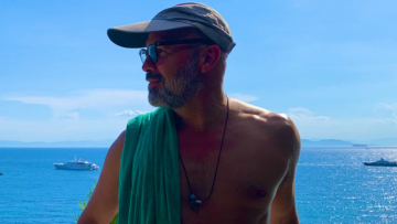 Ο Μπίλι Ζέιν τoυ «Τιτανικού» έκανε διακοπές στην Ελλάδα, η φωτογραφία και το λογοπαίγνιο