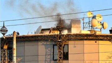 Ξανά στον «αέρα» με μουσικό πρόγραμμα ο Αθήνα 9.84 μετά τη φωτιά – Μπακογιάννης: «Πρωτοφανές τριήμερο μπλακάουτ»
