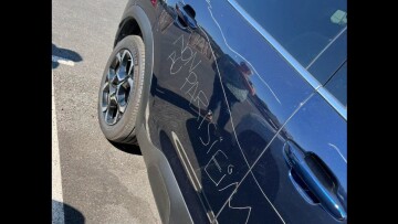 «Παριζιάνοι, φύγετε»: Κίνημα κατά των πρωτευουσιάνων τουριστών στη Βρετάνη, χαράζουν αυτοκίνητα με συνθήματα