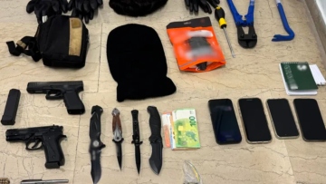 Συνελήφθη καταζητούμενος που έκανε επιθέσεις σε νυχτερινά κέντρα στην Πάτρα, βρέθηκαν όπλα και μαχαίρια στο κρησφύγετό του