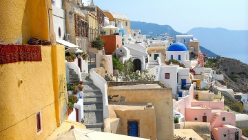 Γιατί η ζωή μας γίνεται, κυριολεκτικά, πιο γκρίζα: Από τις πόλεις μέχρι τις ταινίες και τα ρούχα μας