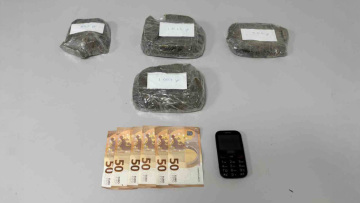 Πάνω από 3 κιλά ηρωίνης εντοπίστηκαν μετά από αστυνομική επιχείρηση σε σπίτι στη Θεσσαλονίκη, μία σύλληψη, δείτε βίντεο