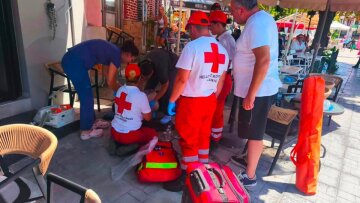 Εθελοντές του Ερυθρού Σταυρού επανέφεραν δύο φορές στη ζωή 50χρονο που κατέρρευσε σε πλατεία στην Ελασσόνα
