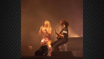 Η Kesha απέτισε φόρο τιμής στην Ντόλι Πάρτον ερμηνεύοντας επί σκηνής το «Old Flames» που είχε γράψει η μητέρα της για εκείνη