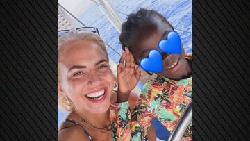 Η Χριστίνα Κοντοβά κολύμπησε με την κόρη της πάνω από ναυάγιο, δείτε βίντεο