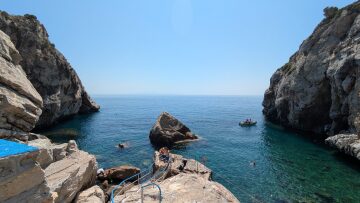 Η «κρυφή» παραλία της Λέσβου που θυμίζει Ιόνιο: Βουτιές σε γαλαζοπράσινα νερά και εξερεύνηση με μάσκα