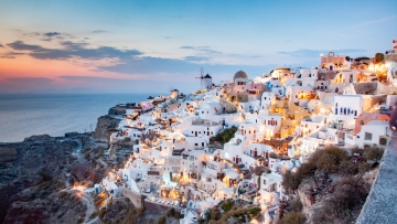 Όταν η Σαντορίνη ήταν ένα άγνωστο νησί, χωρίς λιμάνι και με μόλις 75 κλίνες, πώς εξελίχθηκε σε παγκόσμιο προορισμό
