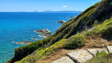 Σκόπελος: Δραστηριότητες σε ένα νησί γεμάτο μονοπάτια και γαλάζιες αποδράσεις