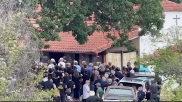 Σε κλίμα οδύνης το τελευταίο αντίο στην 18χρονη που πνίγηκε στους καταρράκτες Δερματά στη Βέροια
