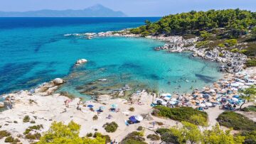 9 ξεχωριστές παραλίες της ηπειρωτικής Ελλάδας για τις τελευταίες βουτιές του καλοκαιριού