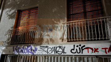Φρίκη στην Κυψέλη: Βρέθηκε νεκρό βρέφος μέσα σε δοχείο που ήταν κρυμμένο σε βαλίτσα