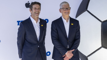 Αλλαγή σελίδας στην Apple: Ο Τιμ Κουκ παραδίδει τα ηνία στον Τζον Τέρνους - Η πρόκληση της AI και το στοίχημα της Κίνας