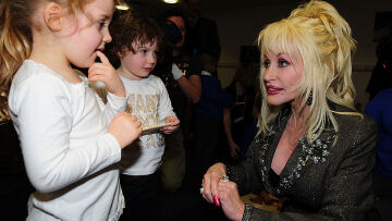 Το τελευταίο γράμμα της Dolly Parton προς τα παιδιά που βοηθούσε να διαβάζουν