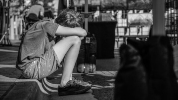 Η κοινωνία σε σήψη: Ένα νεκρό βρέφος, τρία απροστάτευτα παιδιά και ένα κράτος που γνώριζε

