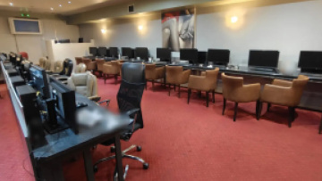 Εντοπίστηκε παράνομο καζίνο με δεκάδες υπολογιστές στην Καλλιθέα, 6 συλλήψεις
