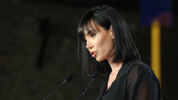 Κυβέλη Μάρδα: Ποια είναι η «άγνωστη» γυναίκα που προλόγισε τον Τσίπρα στη Θεσσαλονίκη