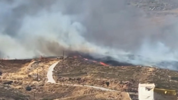 Φωτιά στην Κάρυστο: 112 για εκκένωση της Θεατρούπολης, ενισχύθηκαν οι δυνάμεις