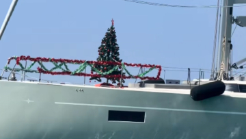 Σύβοτα: Σκάφος στόλισε... για τα Χριστούγεννα με το που μπήκε ο Σεπτέμβριος, δείτε βίντεο