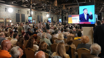 Έβρεξε... δισ. στη Θεσσαλονίκη όπου ο Αλέξης Τσίπρας παρουσίασε το οικονομικό του πρόγραμμα: «Tίναξε την μπάνκα» απαντά η κυβέρνηση 