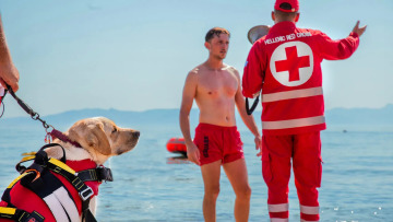 Η Ήρα είναι ο πρώτος σκύλος υγρού στοιχείου του Ελληνικού Ερυθρού Σταυρού που σώζει ζωές σε νερό και χαλάσματα

