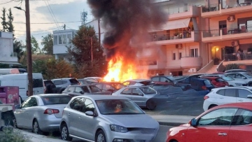 Αναστάτωση στη Θεσσαλονίκη: Στις φλόγες τρία οχήματα στην Πυλαία, δείτε εικόνες και βίντεο