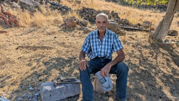 Ο τελευταίος τεχνίτης της πέτρας: Ο κυρ Λουκάς από τον Μεσότοπο Λέσβου συνεχίζει να τη δαμάζει στα 85 του
