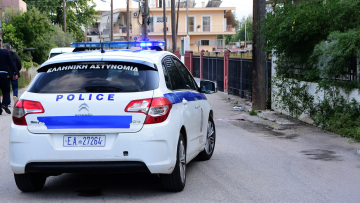 Πέταξε παλιές πόρτες και ξύλα σε περιοχή του Ρυσίου στη Θεσσαλονίκη, δικογραφία σε βάρος 50χρονου