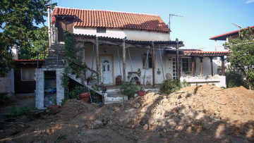 Eίμαστε σε σοκ, λέει γείτονας μετά την ανακάλυψη της σορού ηλικιωμένης σε αυλή σπιτιού στον Μαραθώνα