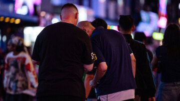 Ψώνια, βόλτες και go-go bars: Η πρώτη νύχτα ελευθερίας των 5.000 ναυτών του USS Abraham Lincoln στην Ταϊλάνδη