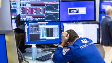 Wall Street: Πτώση μετά το ισχυρό report εργασίας στις ΗΠΑ - Αυξάνονται τα στοιχήματα για τη Fed