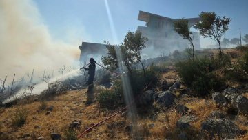 Χωρίς ενεργό μέτωπο η φωτιά στην Ανάβυσσο, ξεκίνησε από ΙΧ και επεκτάθηκε σε χαμηλή βλάστηση