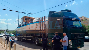 Προβλήματα στα δρομολόγια του Τραμ στον Πειραιά: Φορτηγό που μετέφερε καΐκι προσέκρουσε στα καλώδια