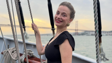 Η Λένα Δροσάκη φωτογραφήθηκε τόπλες σε παραλία της Κύθνου
